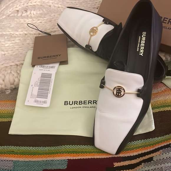 NIB , Auth Burberry Black & white Calf tuxedo GORGEOUS 🎉  Flats Loafer’s  ❤️ - Picture 7 of 14